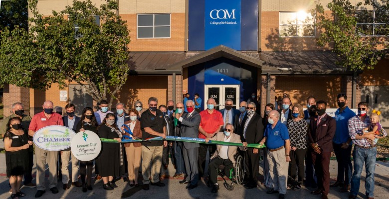 Local chambers, community leaders and COM officials unveil the new League City educational facility during the college’s ribbon cutting event on November 12.